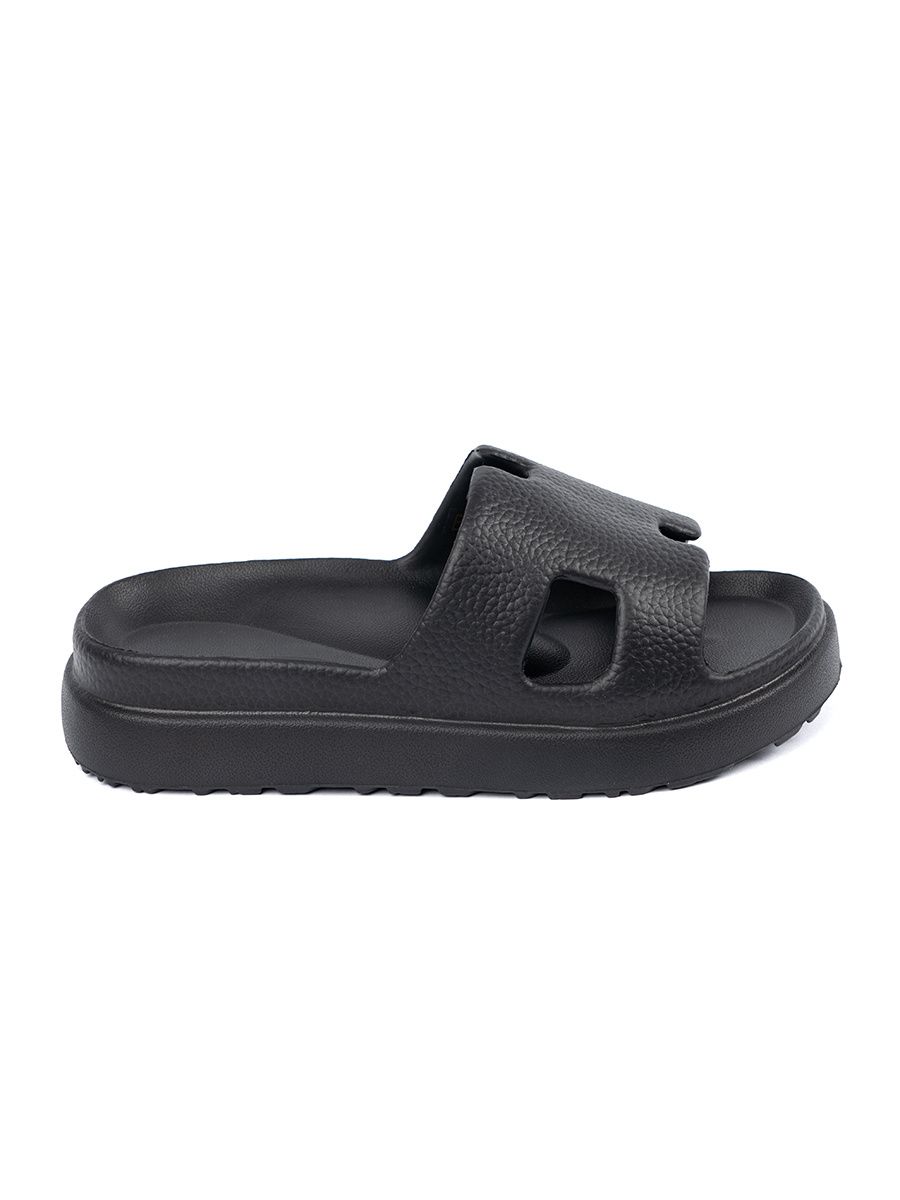 Schwarze Pantoletten auf Plattform