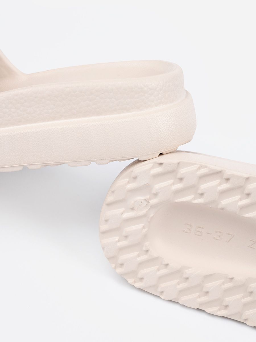 Helle beige Pantoletten auf Plattform