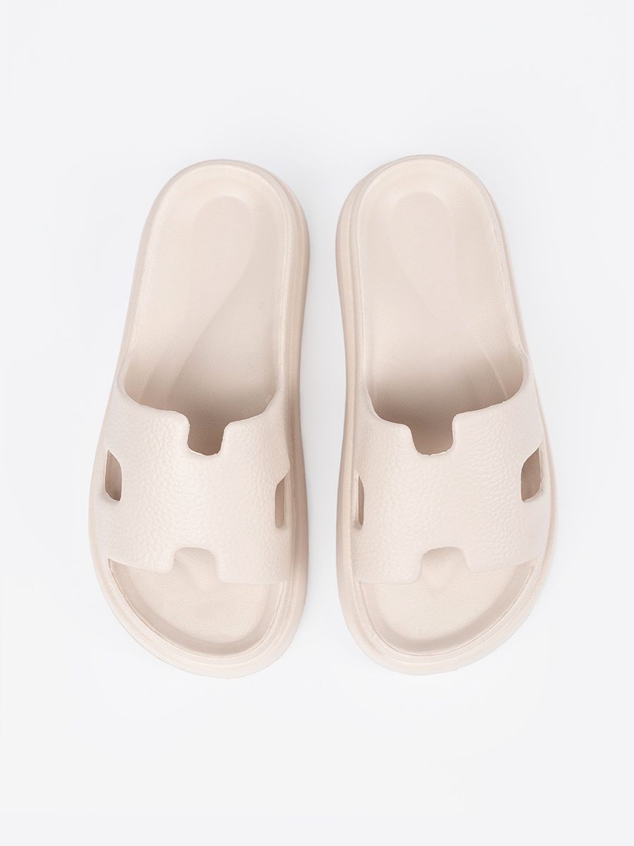 Helle beige Pantoletten auf Plattform