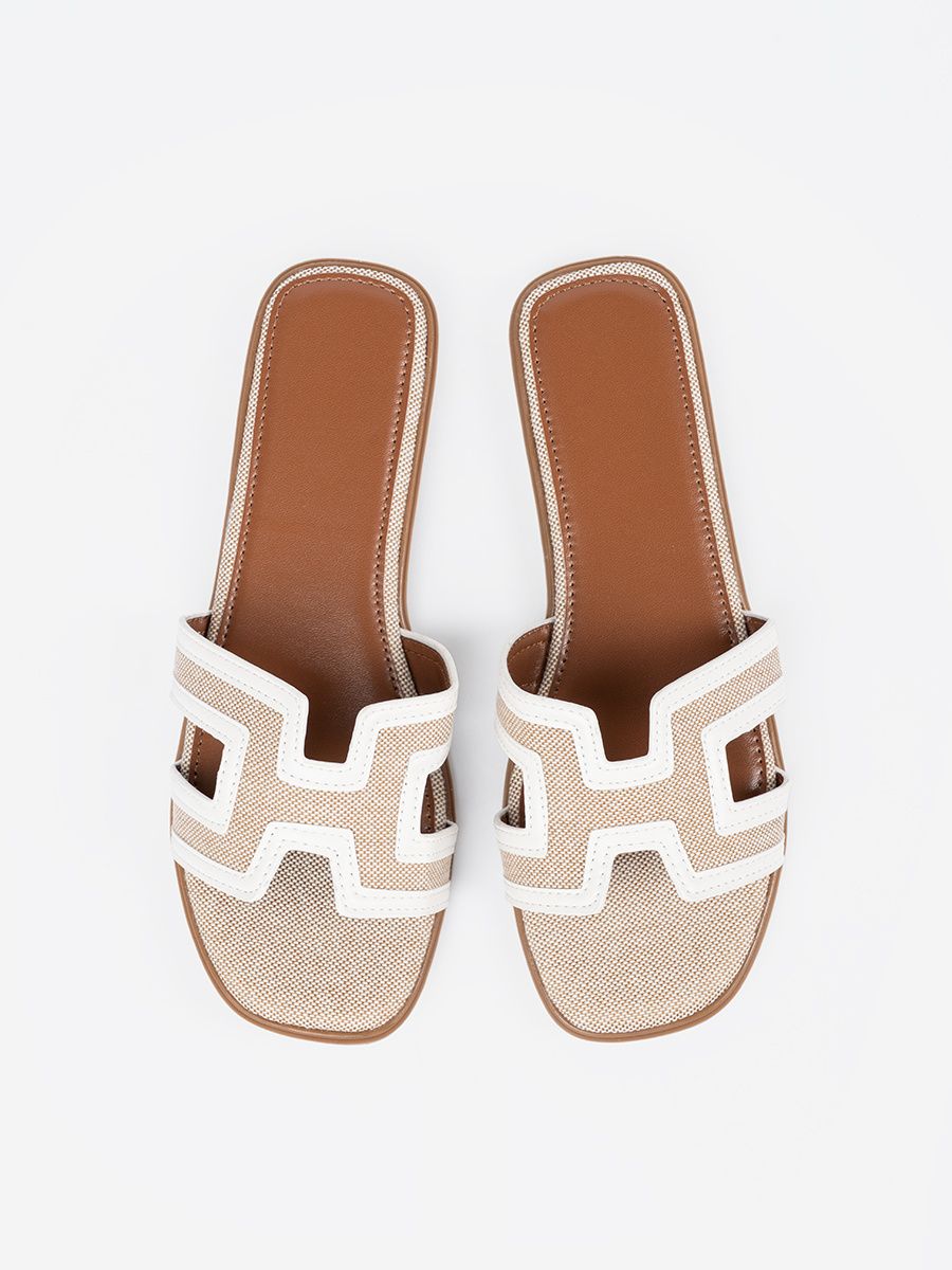 Weiße Slipper mit flachem Absatz