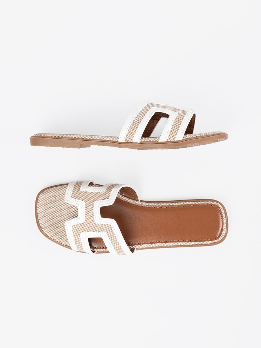 Weiße Slipper mit flachem Absatz