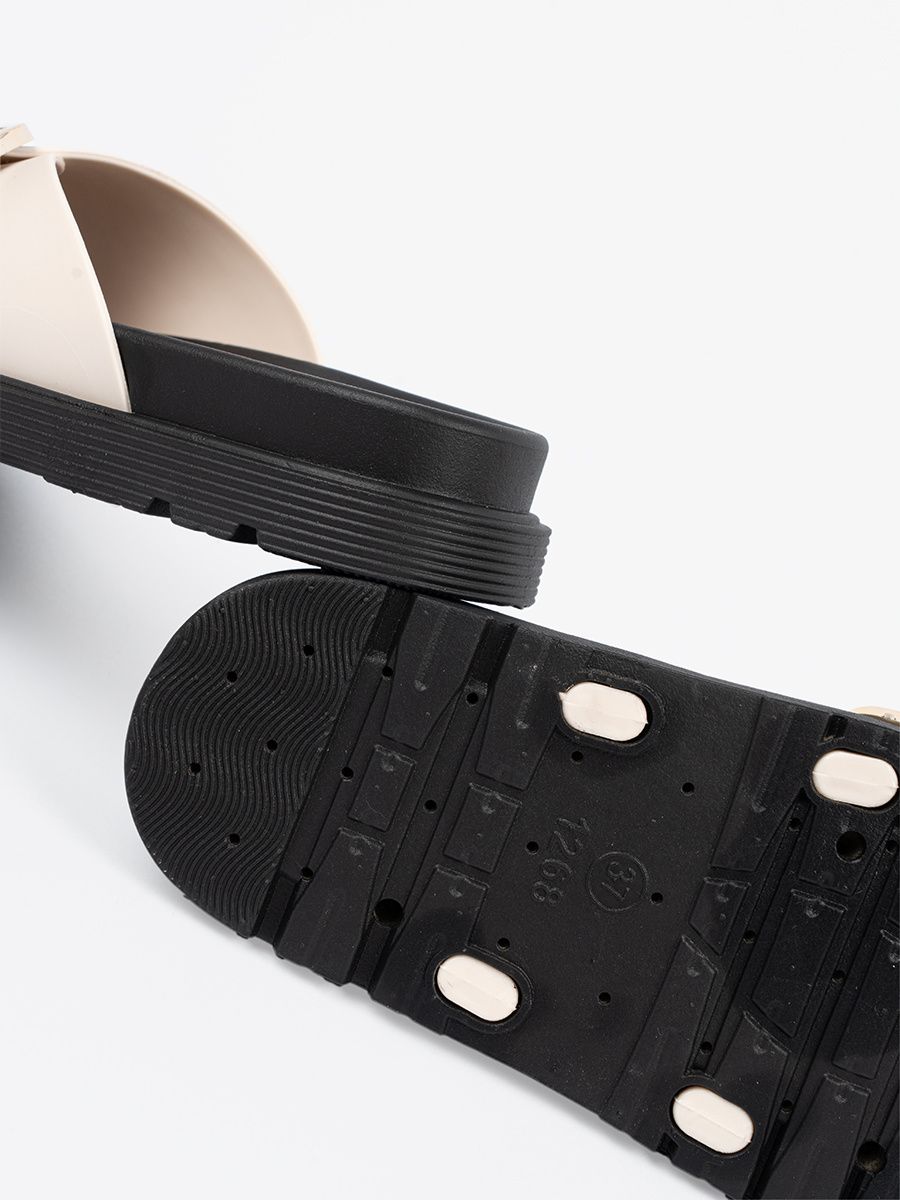 Helle beige Sandalen mit goldener Schnalle