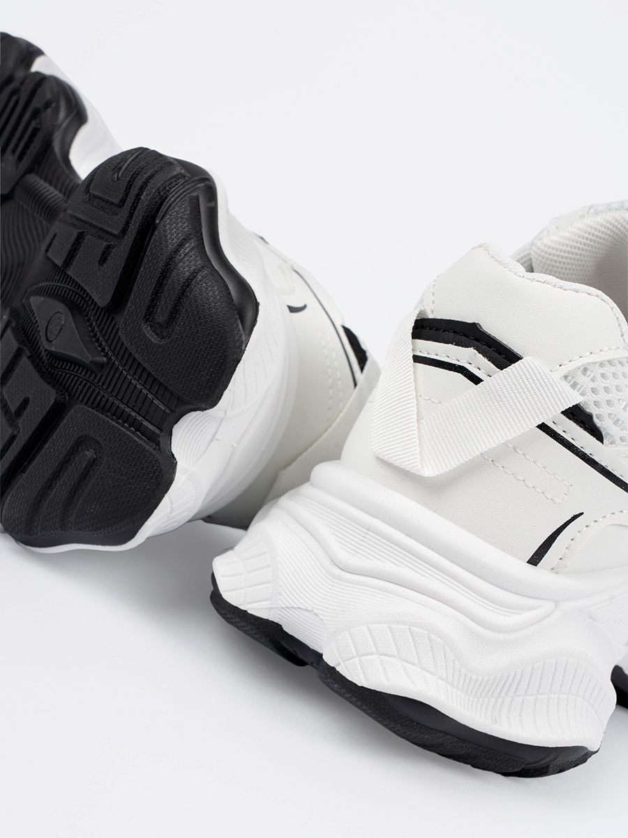 Weiße Sneakers mit dicker Sohle