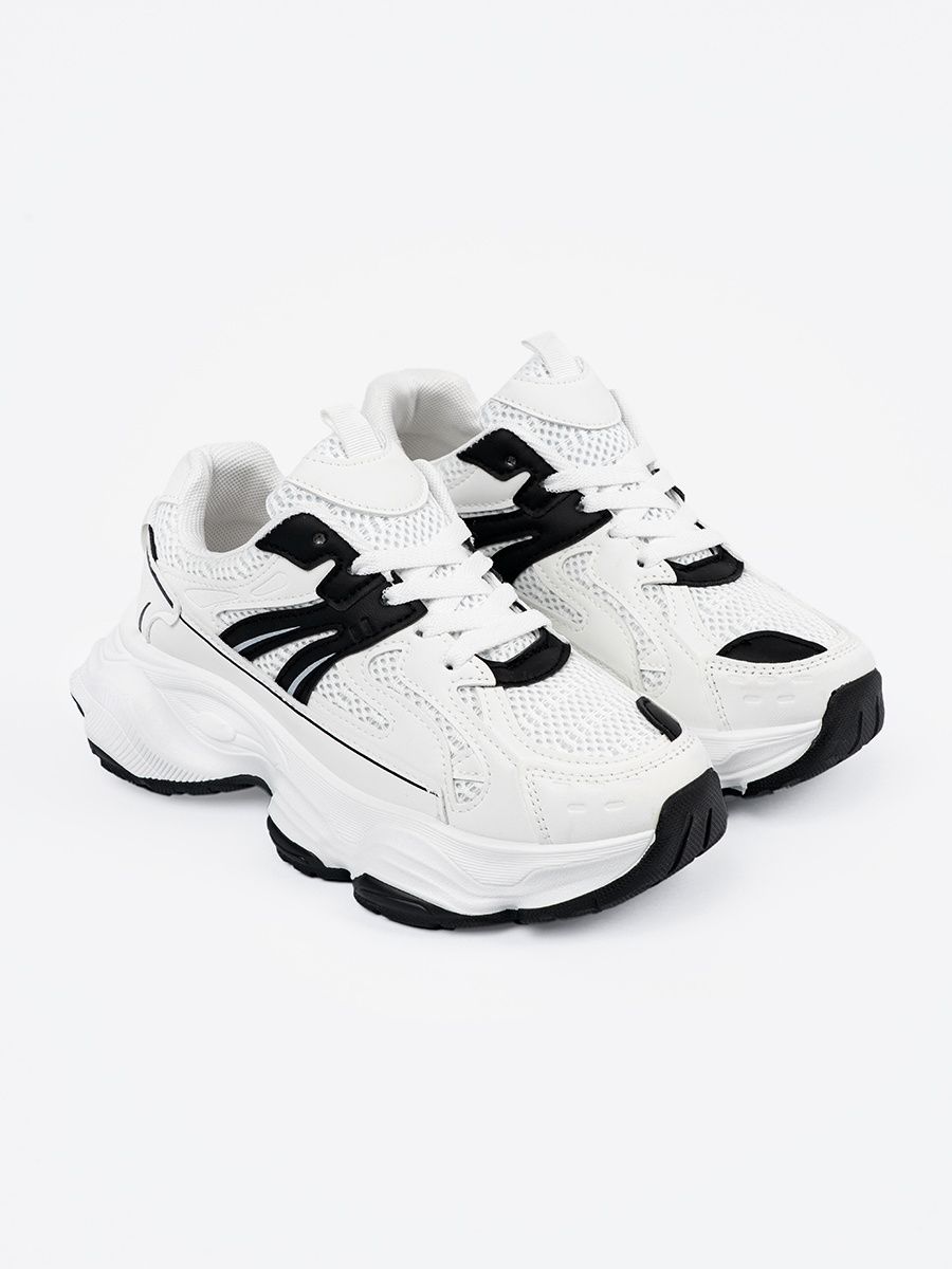 Weiße Sneakers mit dicker Sohle