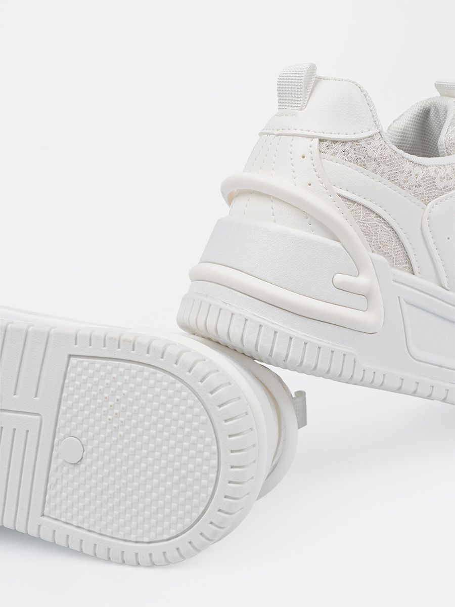 Weiße Sneakers mit Spitze