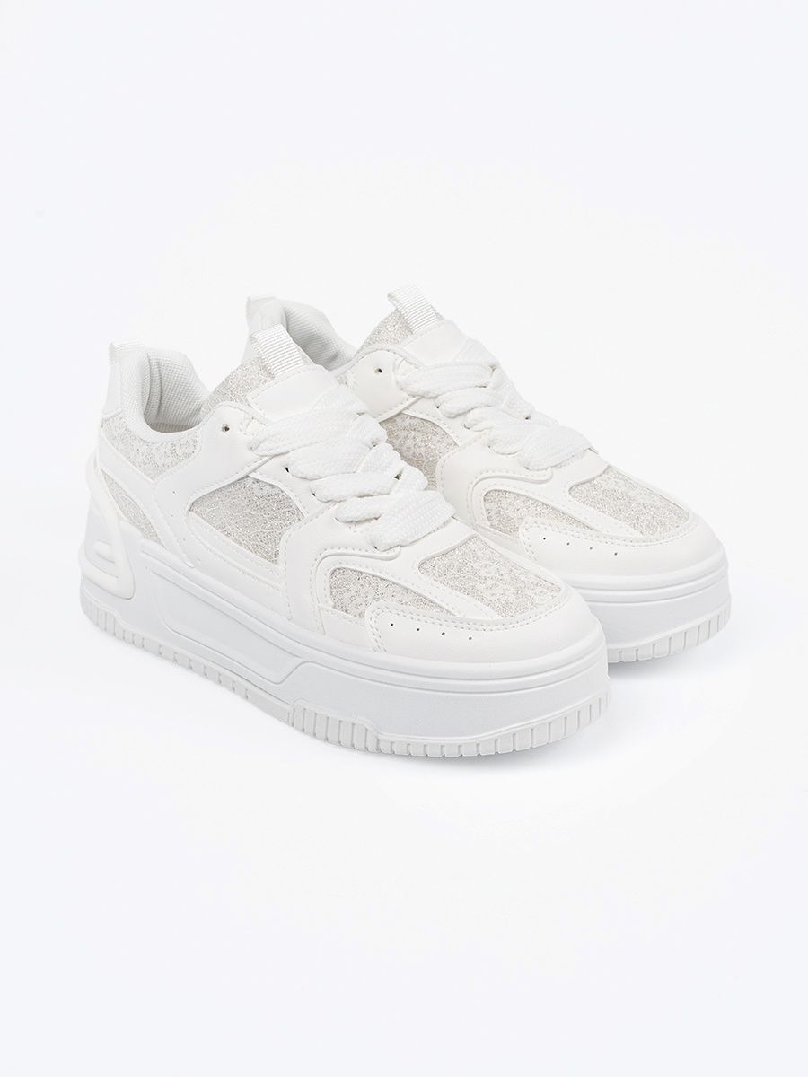 Weiße Sneakers mit Spitze