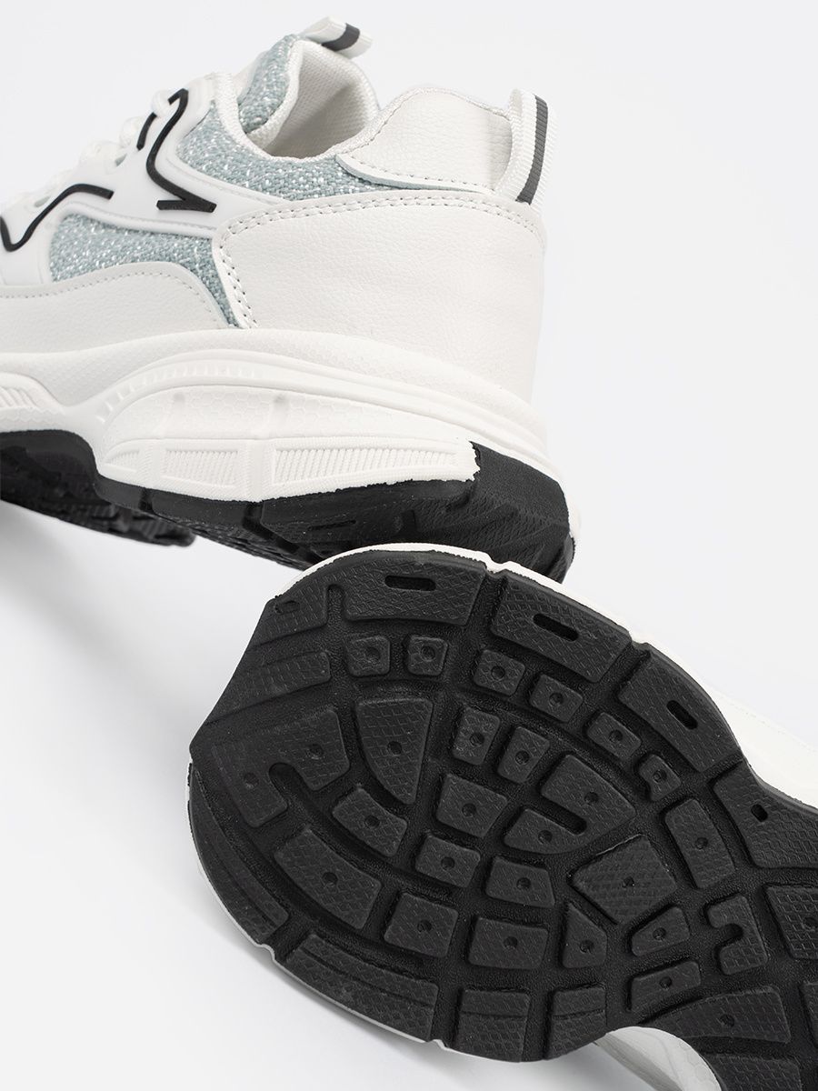 Weiß-grüne Sneakers mit dekorativen Einsätzen