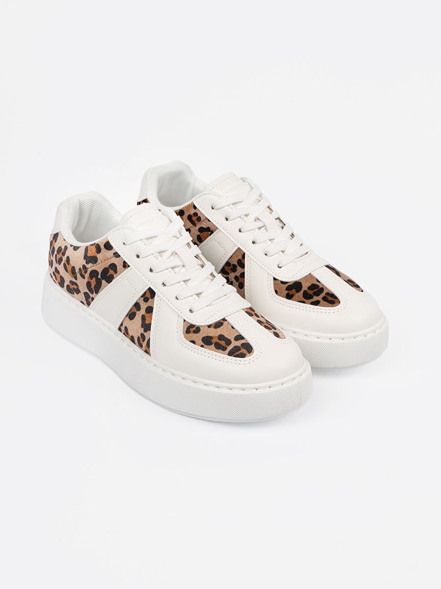 Weiße Sneakers mit Leopardenmuster-Details