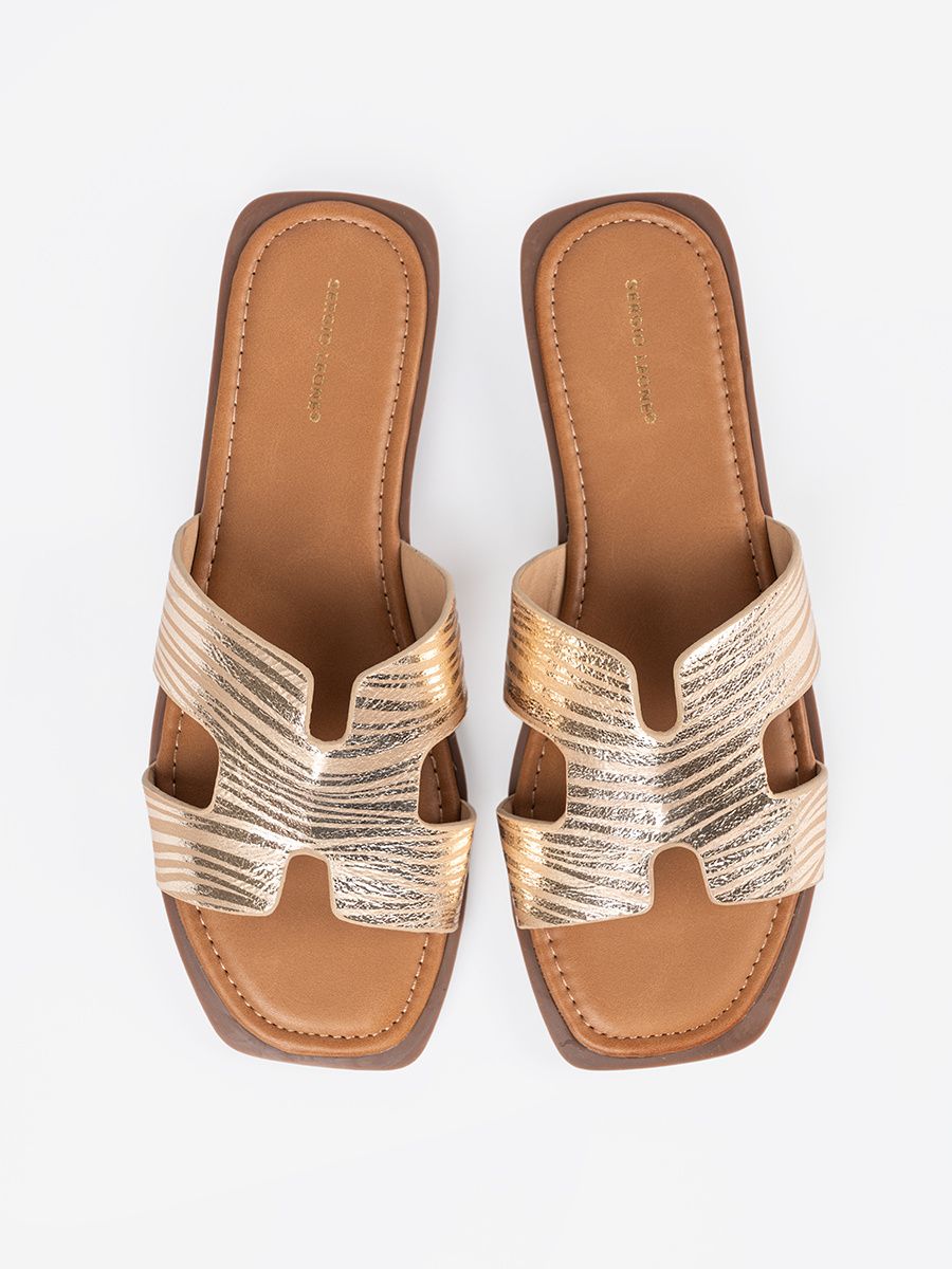 Goldene Slipper mit offener Spitze