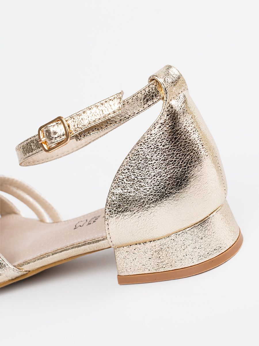 Elegante goldene Sandalen mit niedrigem Absatz