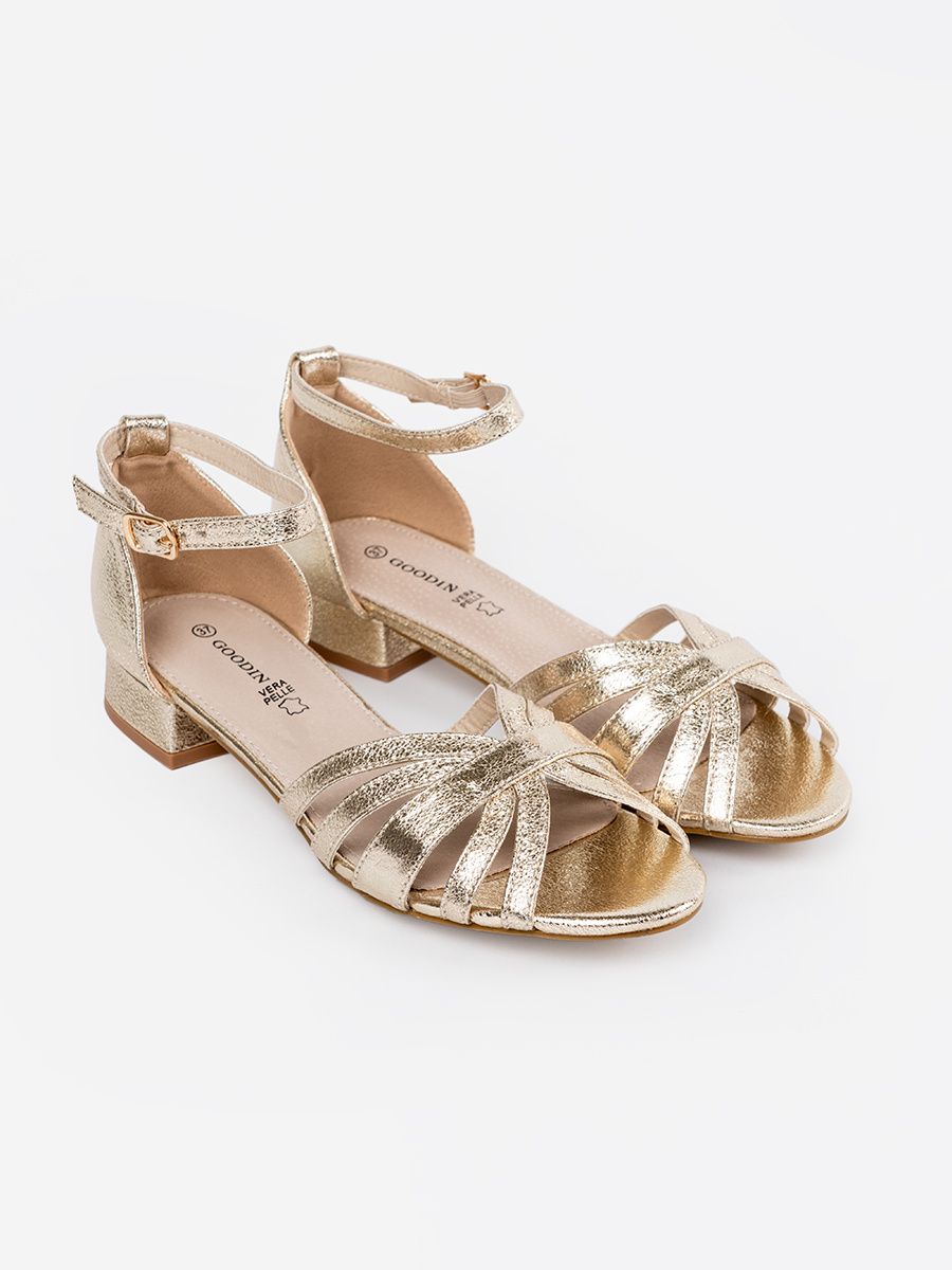 Elegante goldene Sandalen mit niedrigem Absatz