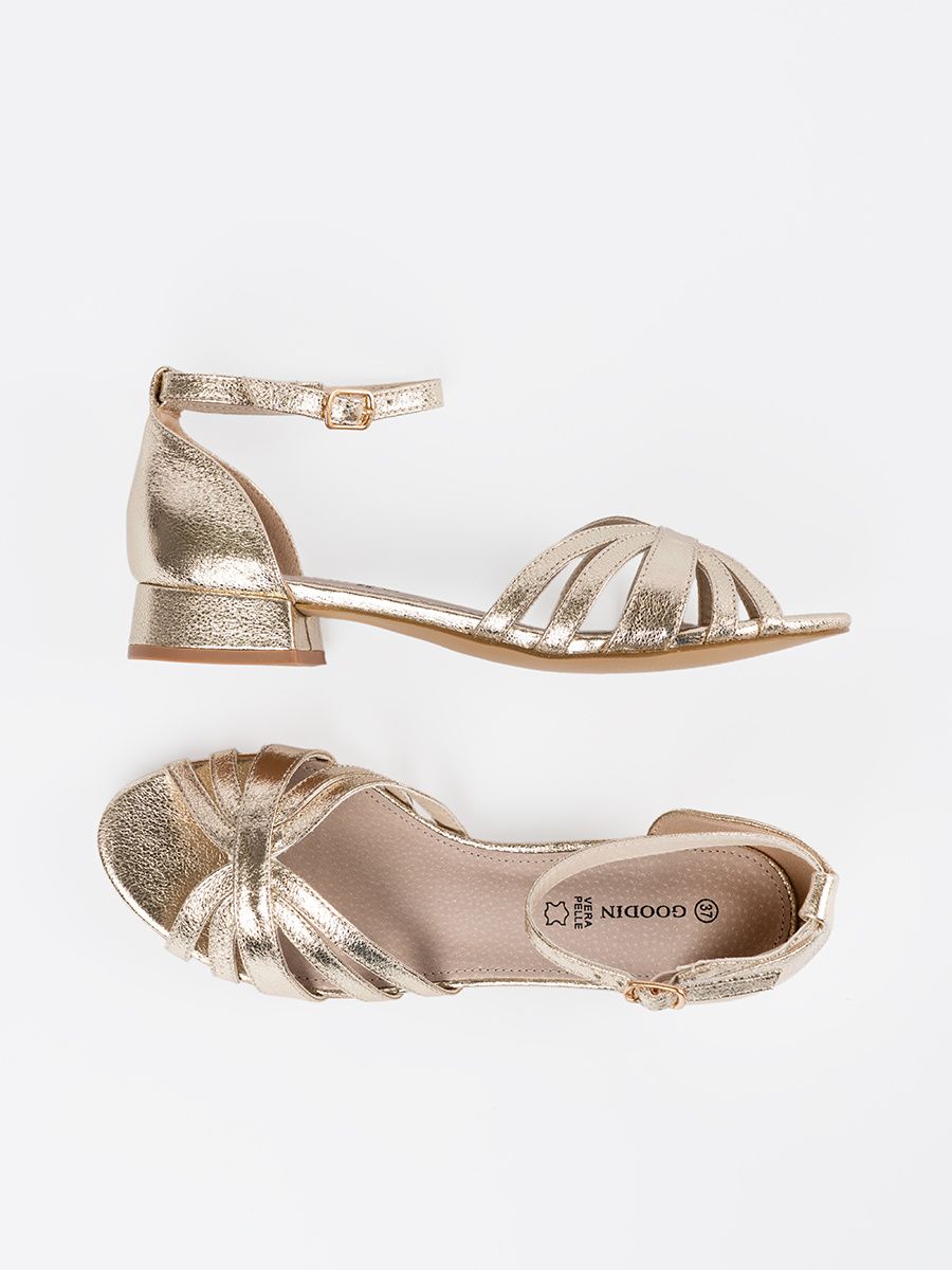Elegante goldene Sandalen mit niedrigem Absatz