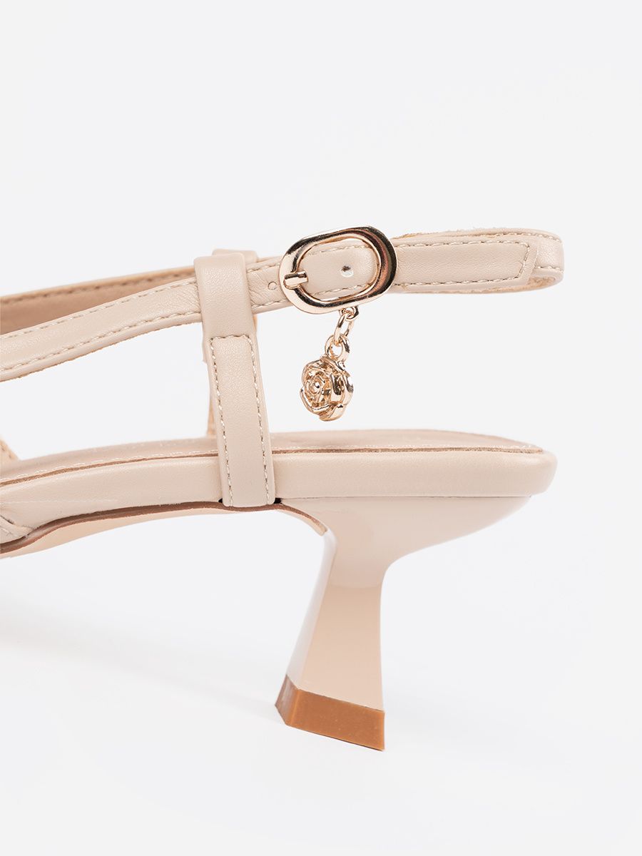 Helle beige durchbrochene Pumps mit niedrigem Absatz