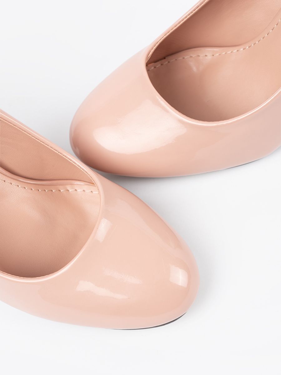 Helle beige lackierte Pumps mit Blockabsatz