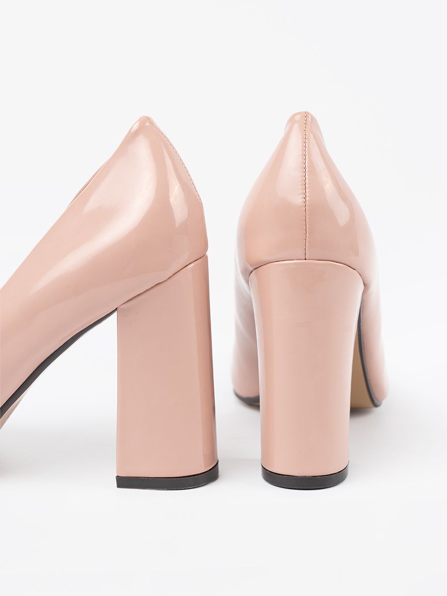 Helle beige lackierte Pumps mit Blockabsatz