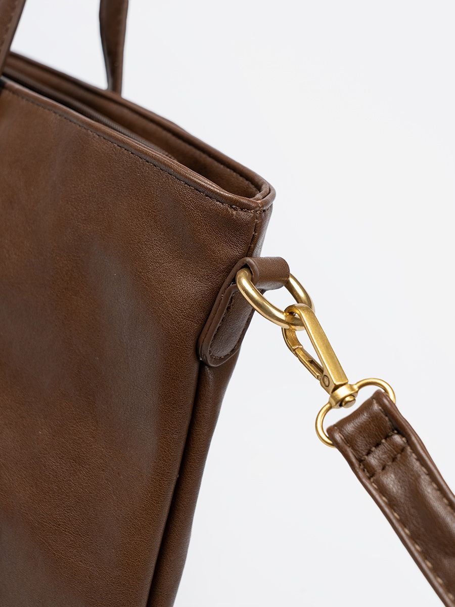 Braune Tasche mit goldenen Elementen