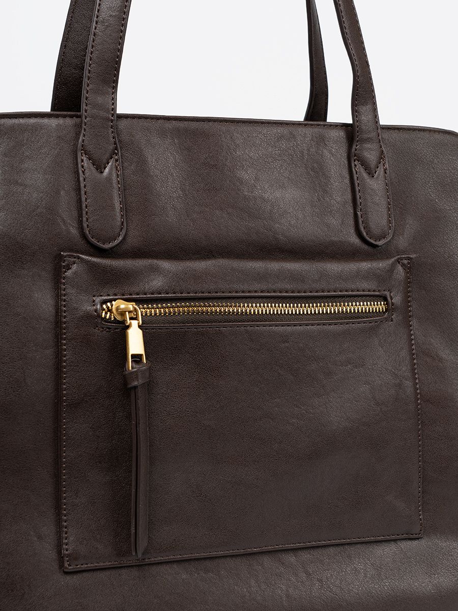 Dunkelbraune Tasche mit goldenen Elementen