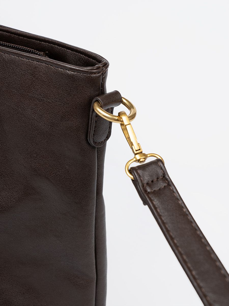 Dunkelbraune Tasche mit goldenen Elementen