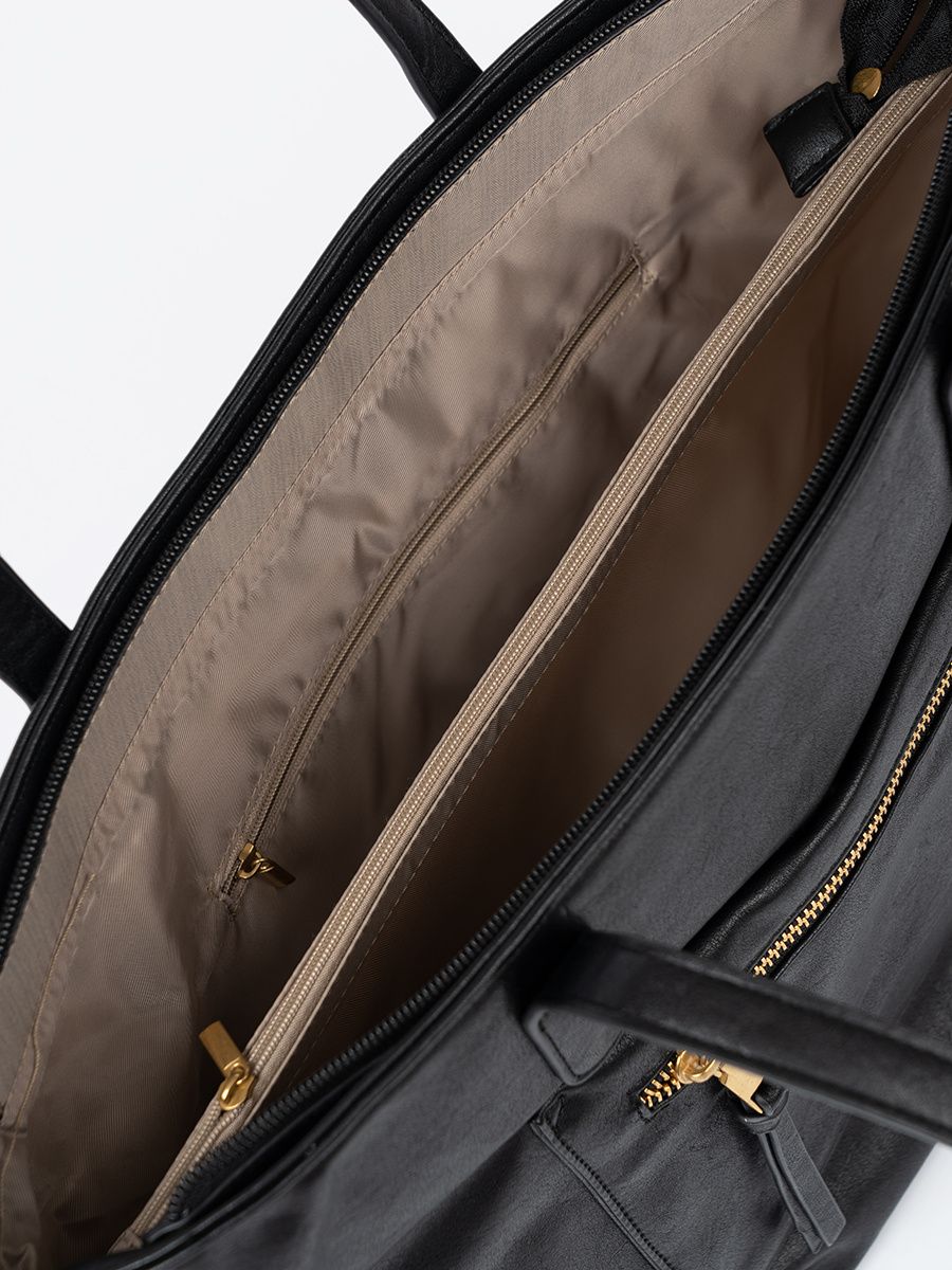 Schwarze Handtasche mit goldenen Elementen