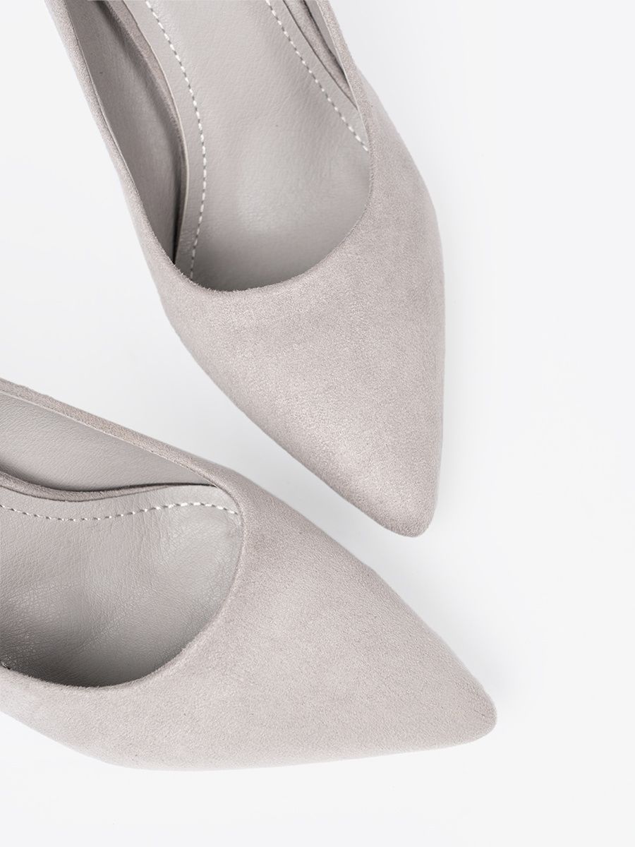 Klassische graue Pumps aus Wildleder-Optik