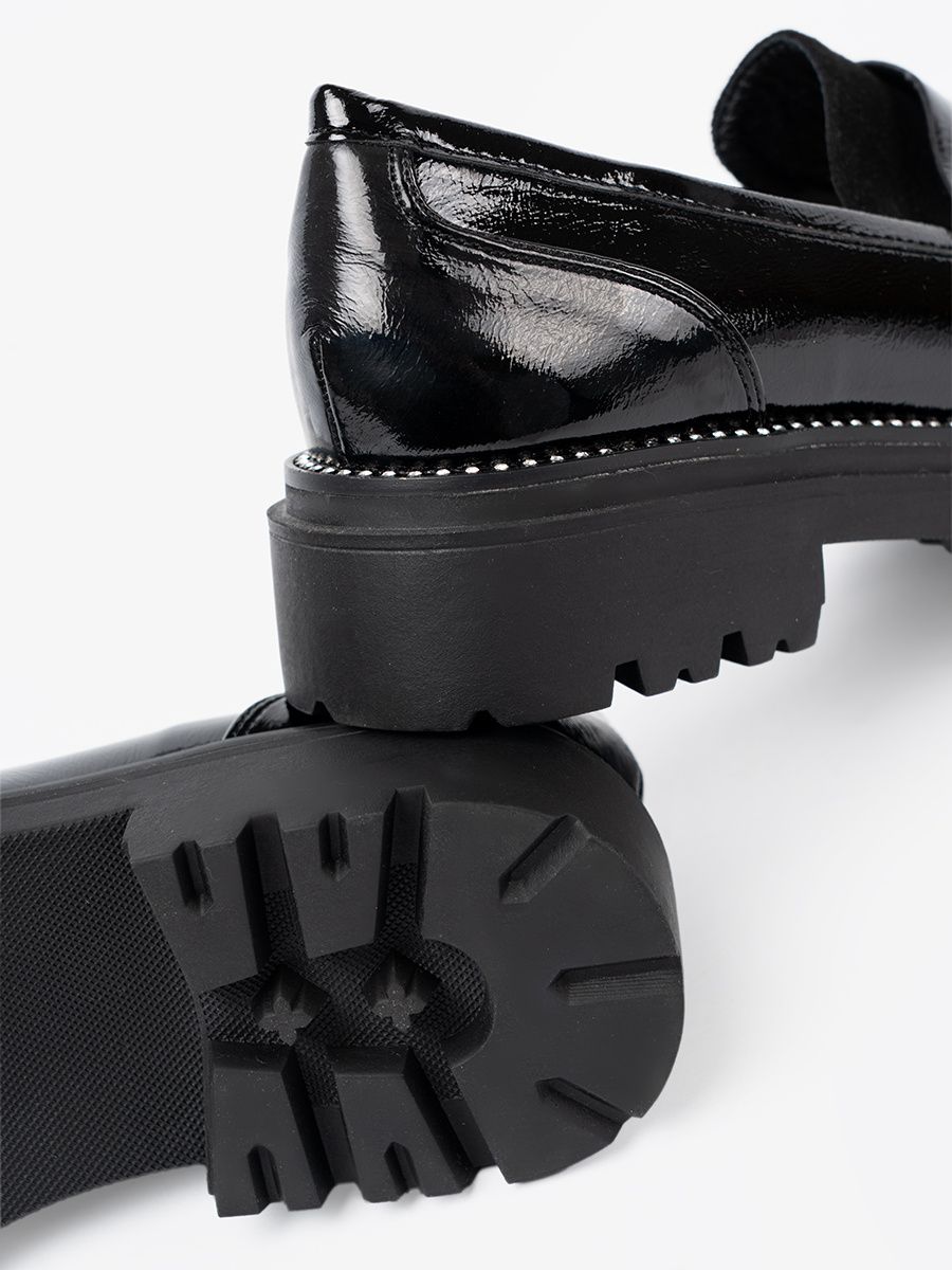 Lackierte Mokassins mit Nieten