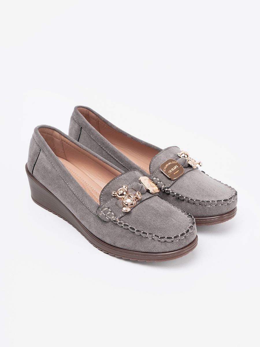 Graue Halbschuhe mit goldenem Bären