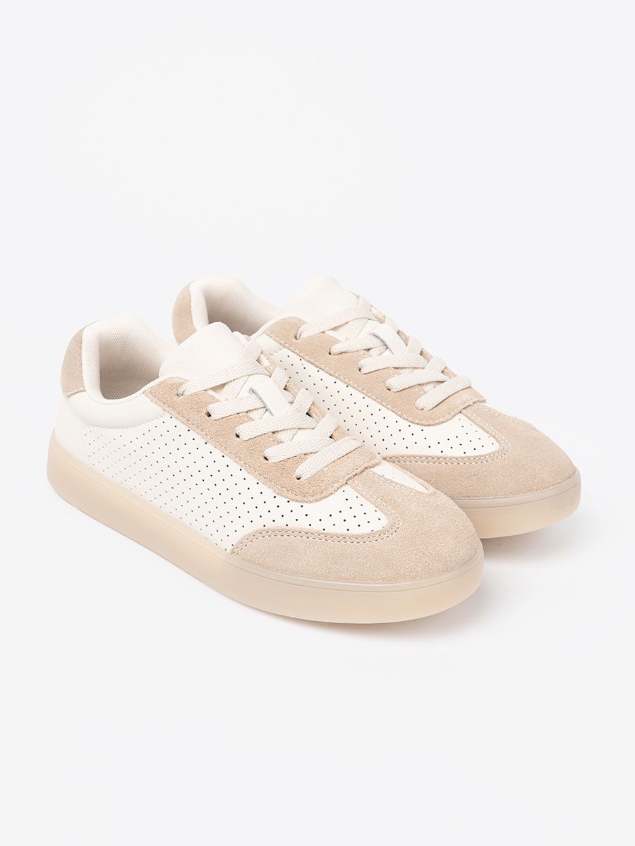 Helle beige durchbrochene Sneakers