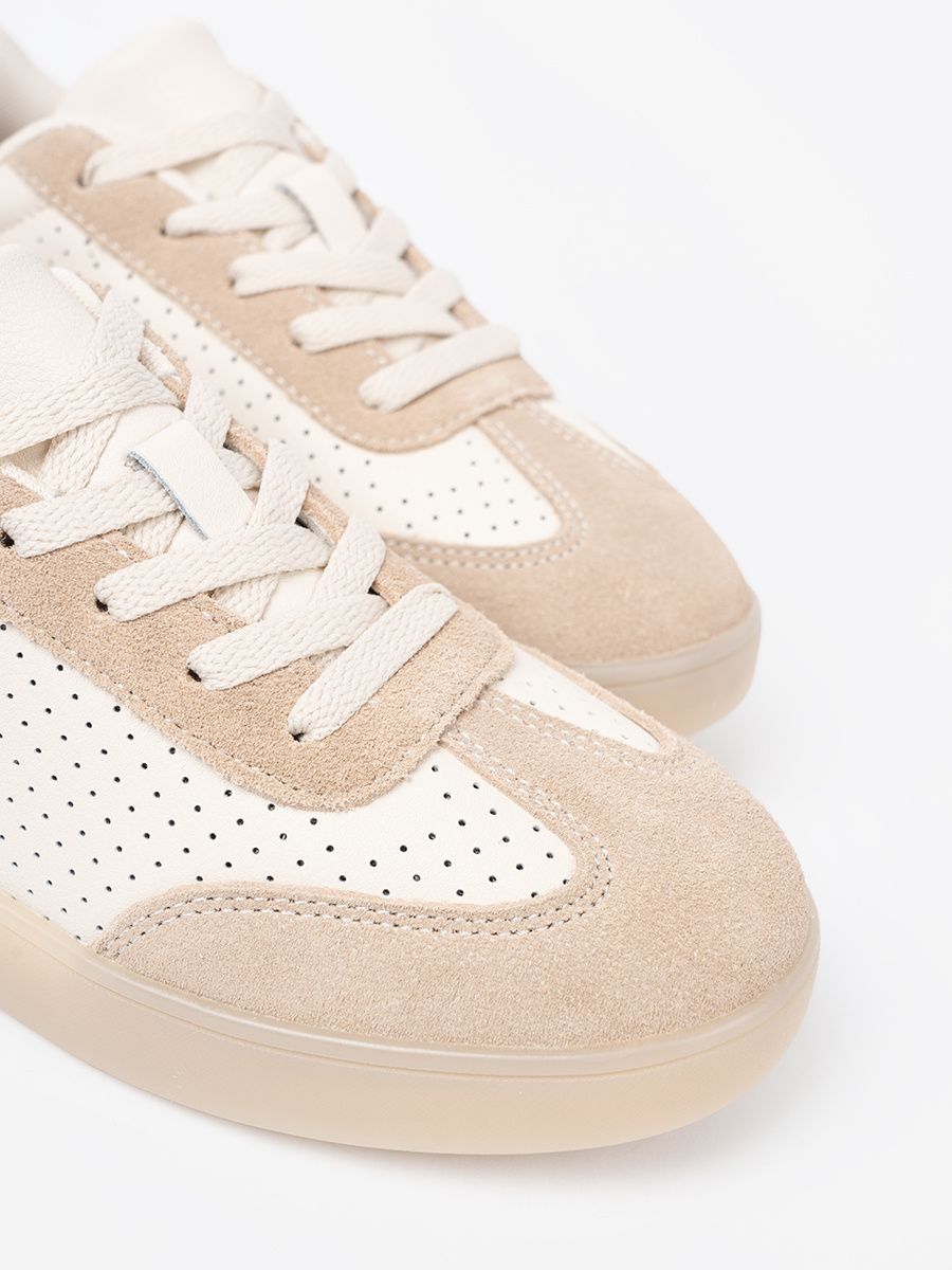 Helle beige durchbrochene Sneakers