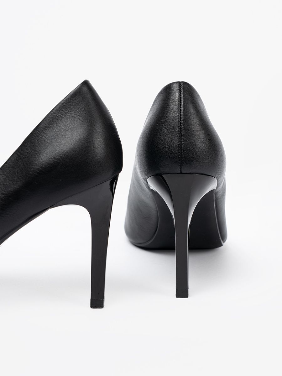 Klassische schwarze Pumps mit Absatz