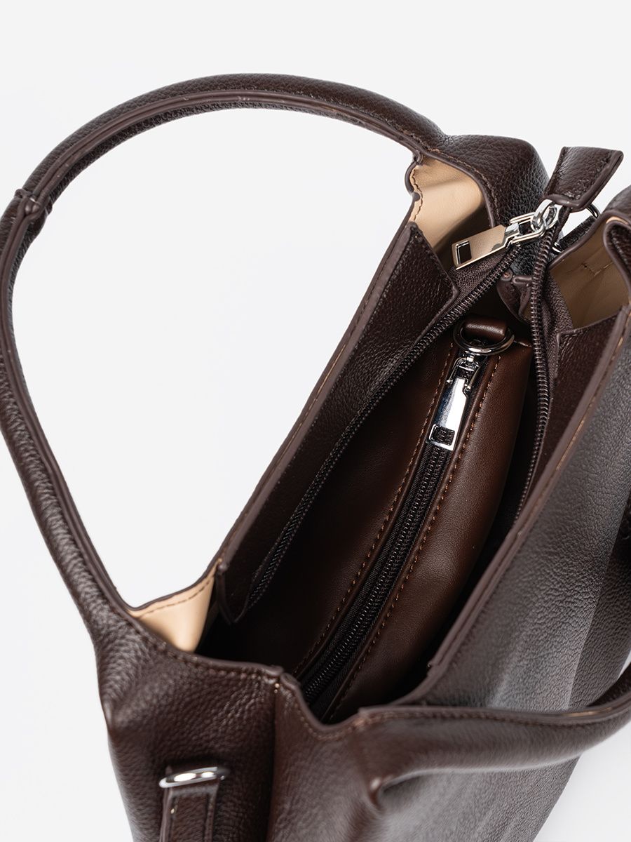 Elegante braune Handtasche mit Kosmetiktäschchen
