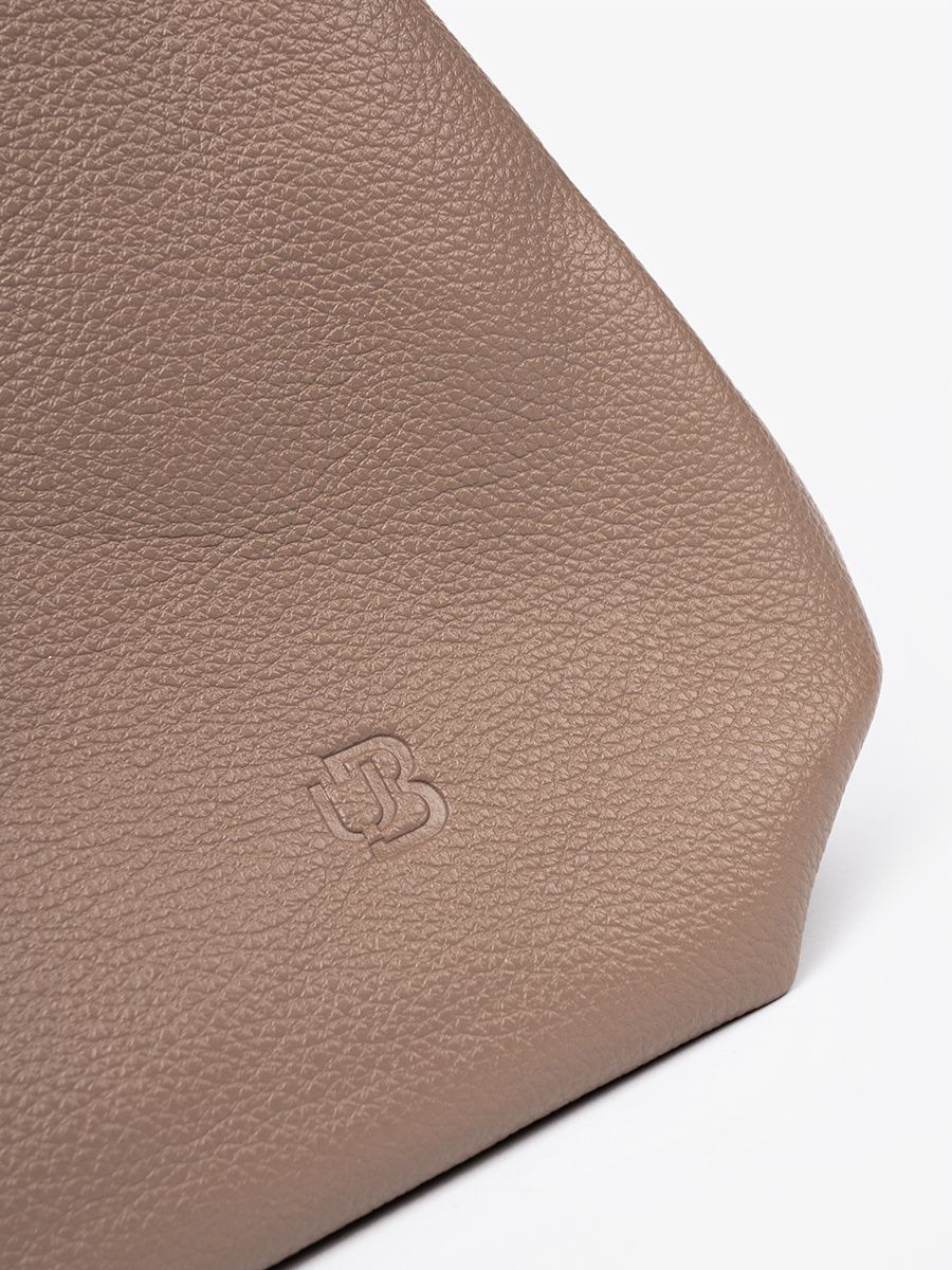 Elegante dunkelbeige Handtasche mit Kosmetiktasche