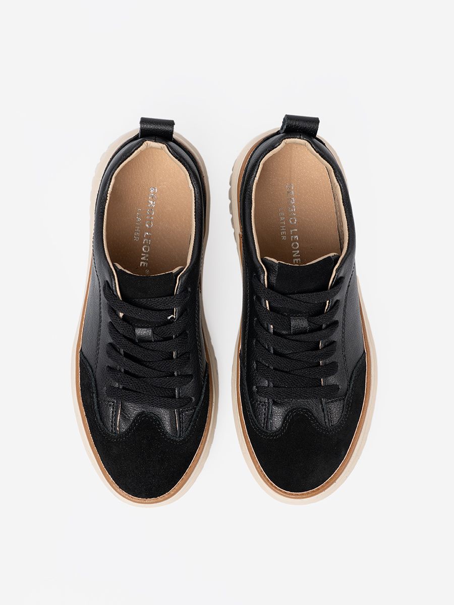 Schwarze Leder-Sneakers auf beiger Plattform