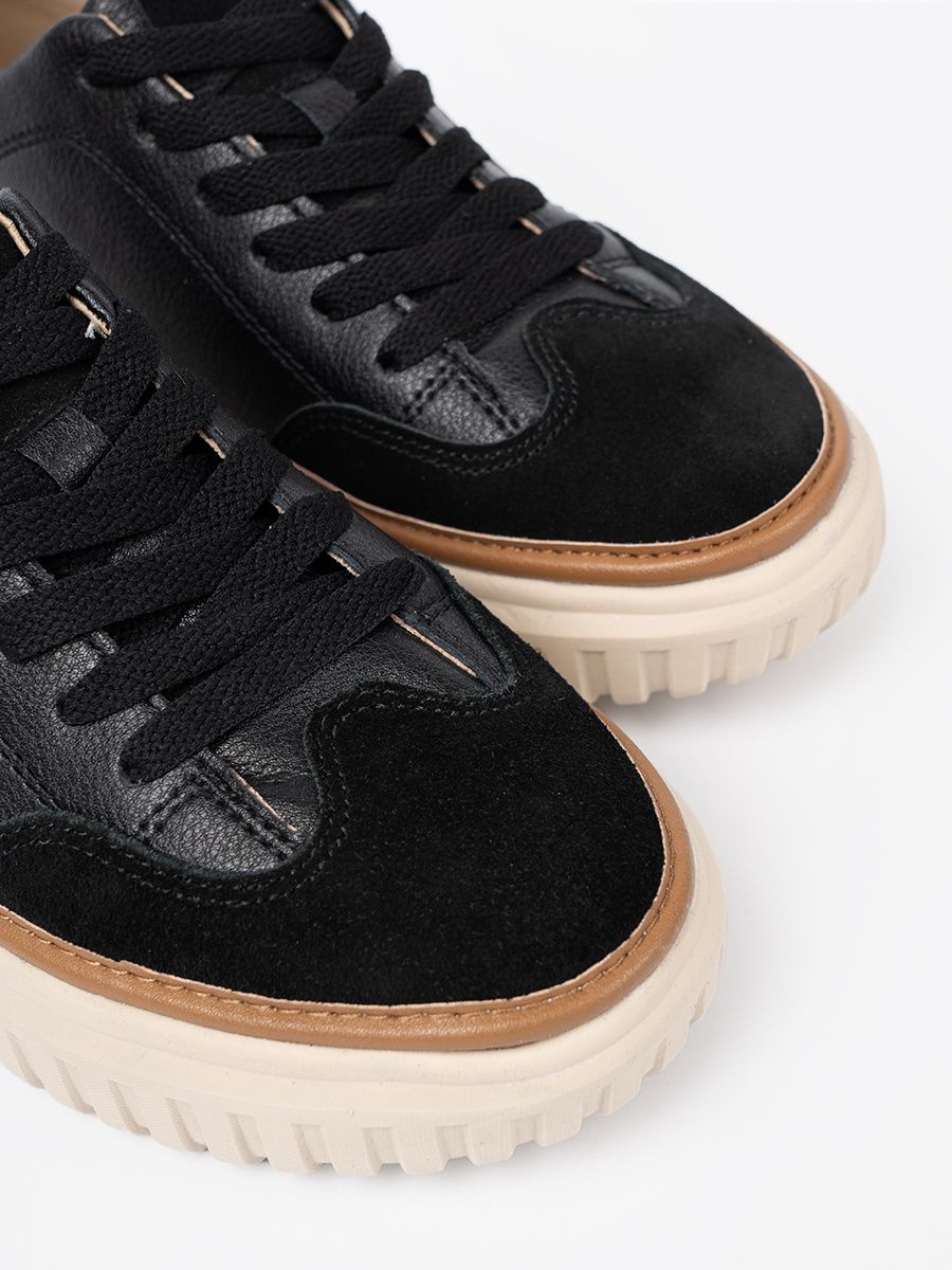 Schwarze Leder-Sneakers auf beiger Plattform