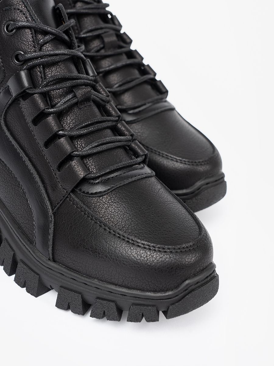 Schwarze Schnürstiefeletten mit dicker Sohle