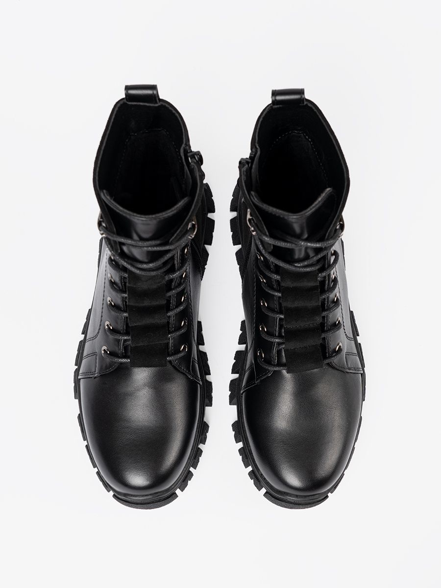 Schwarze Stiefeletten mit massiver Sohle und Reißverschluss