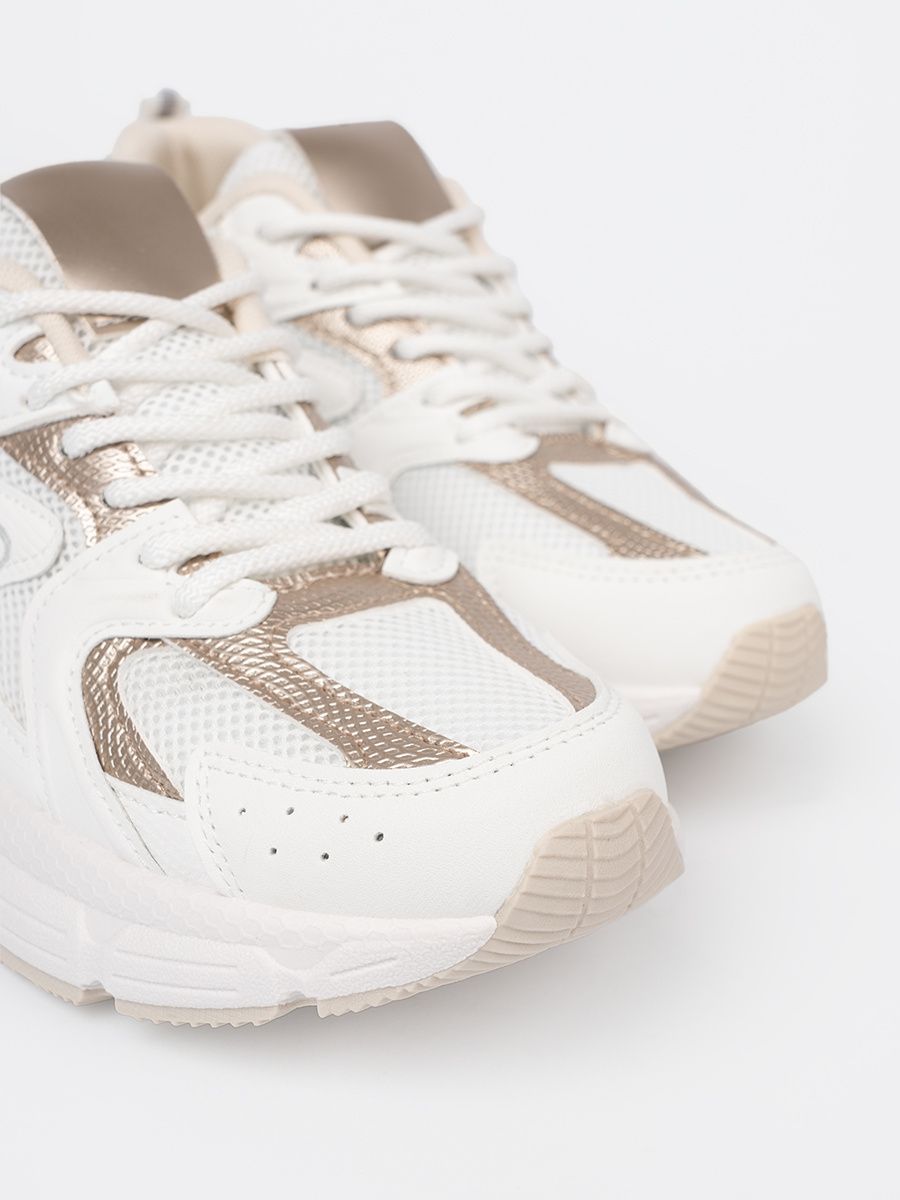 Weiße Sneakers mit beige-goldenen Akzenten