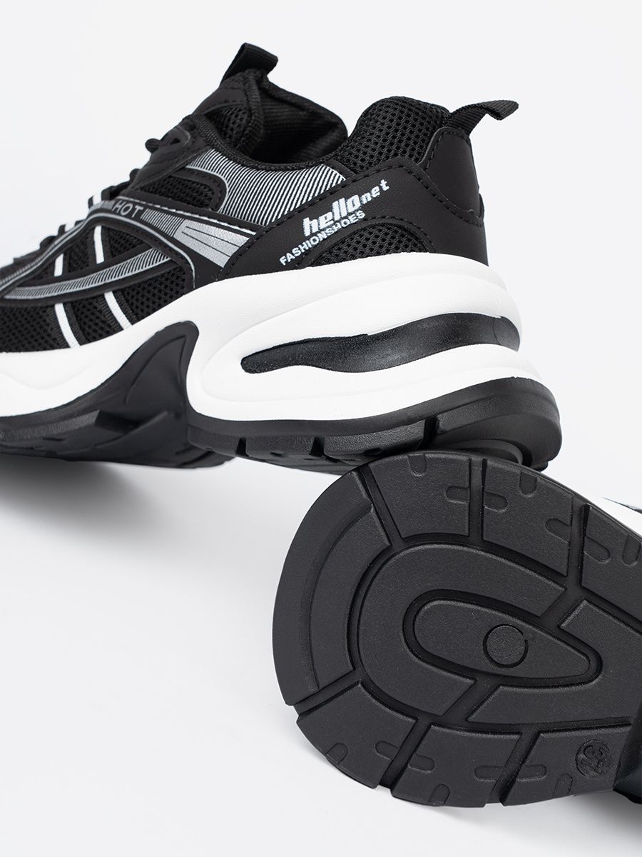 Schwarze Sneakers mit atmungsaktivem Obermaterial und massiver weißer Sohle