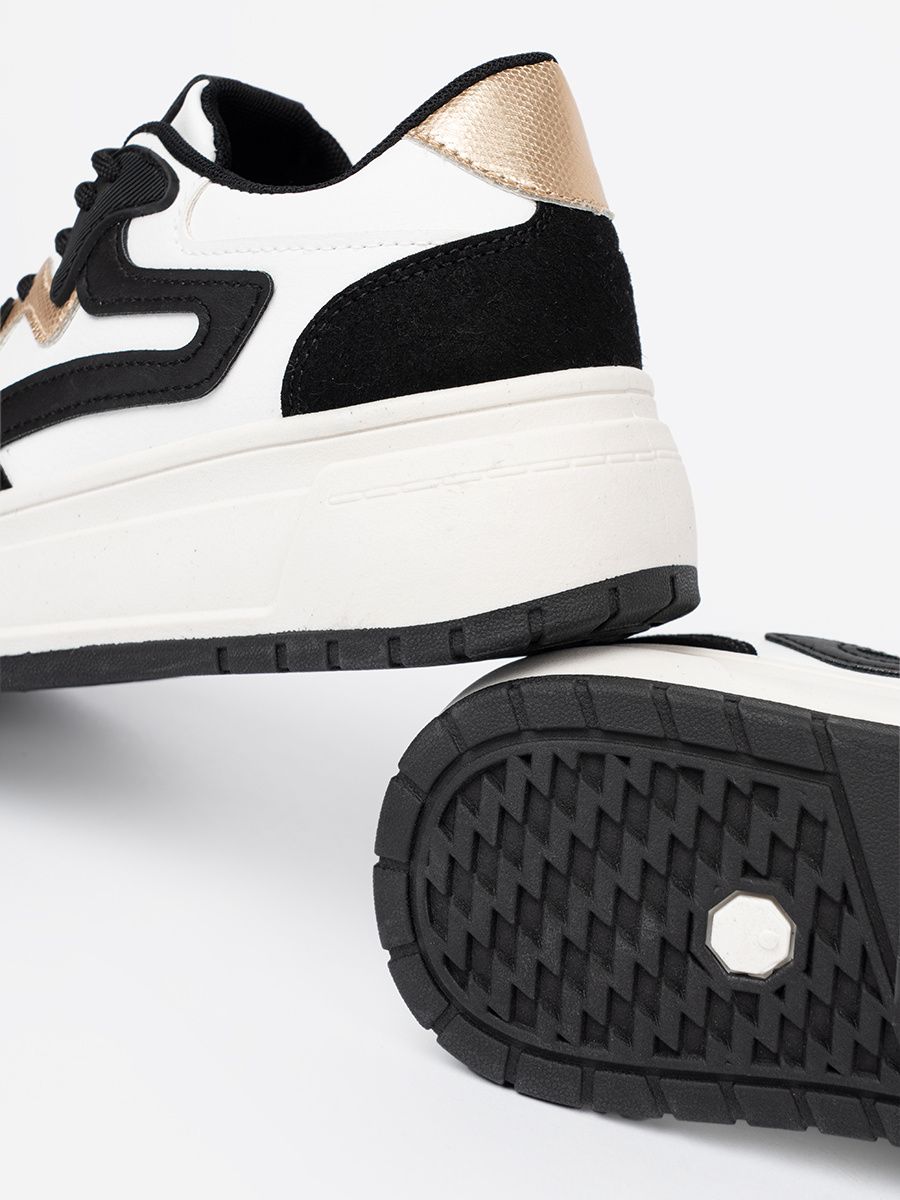 Schwarz-weiße Sneakers mit goldenen Details