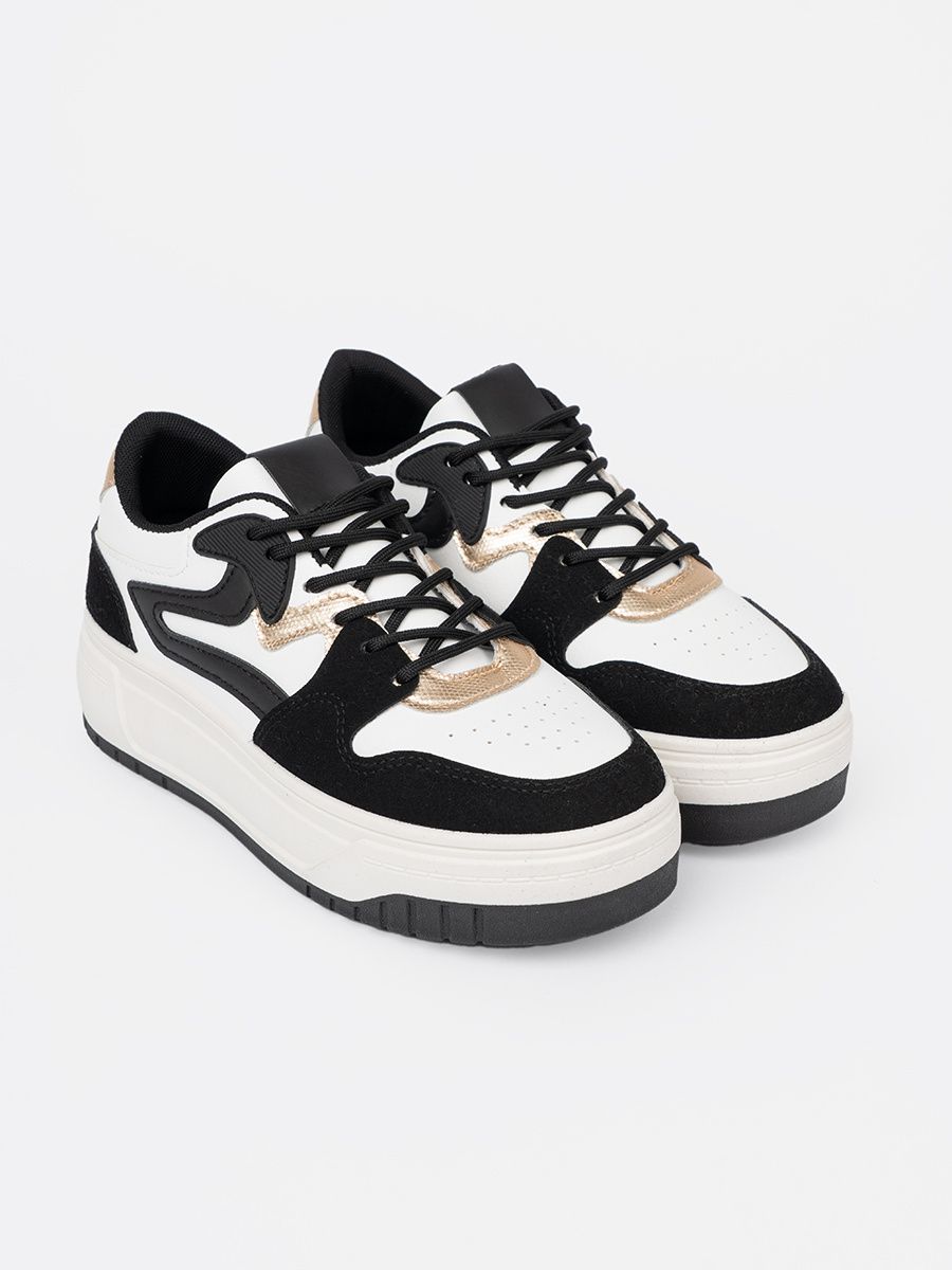 Schwarz-weiße Sneakers mit goldenen Details