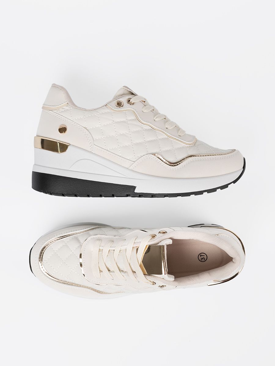 Beige Sneakers mit glänzenden goldenen Akzenten
