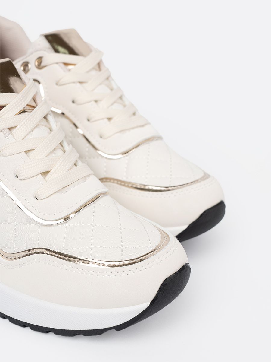 Beige Sneakers mit glänzenden goldenen Akzenten