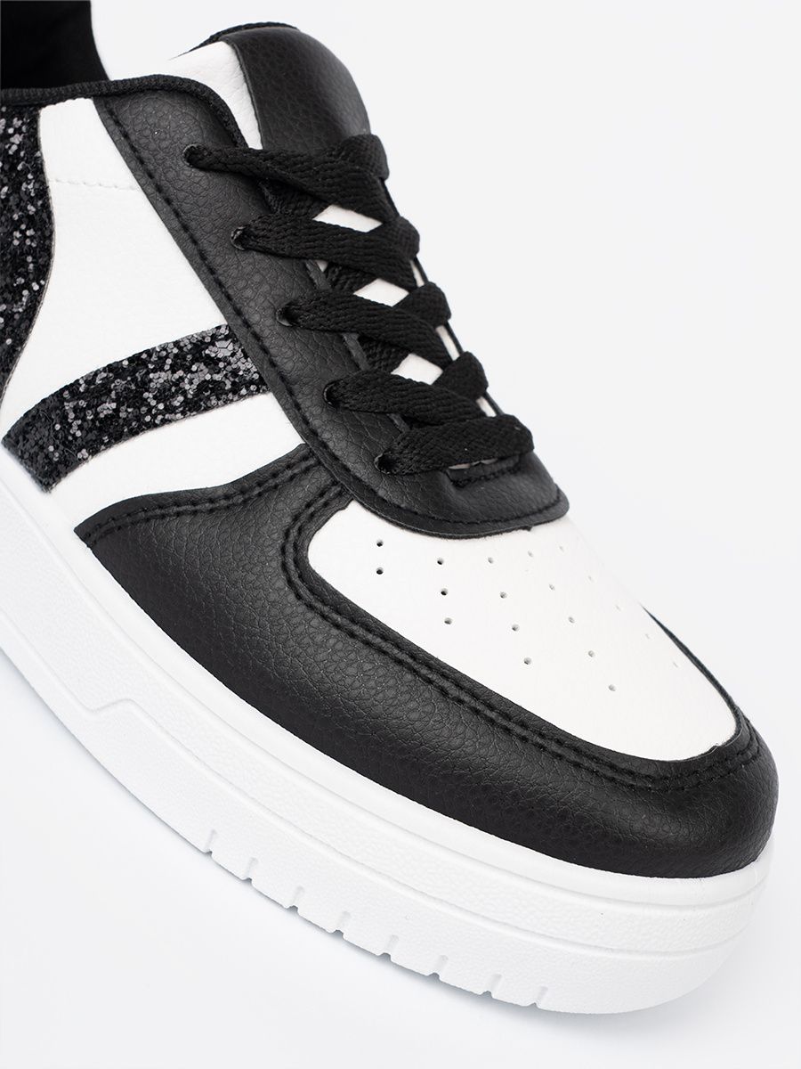 Stylische schwarz-weiße Sneakers mit glitzernden Details