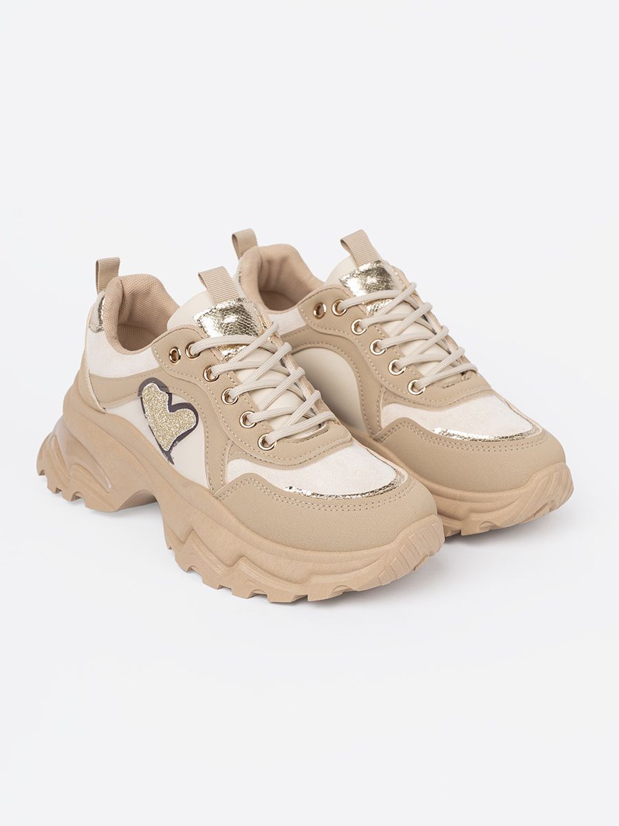Beige Sneakers mit dekorativem goldenen Herzen