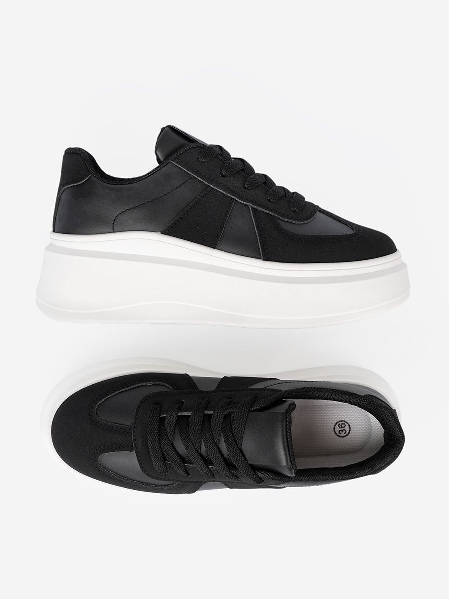 Klassische schwarze Sneakers mit dicker Sohle