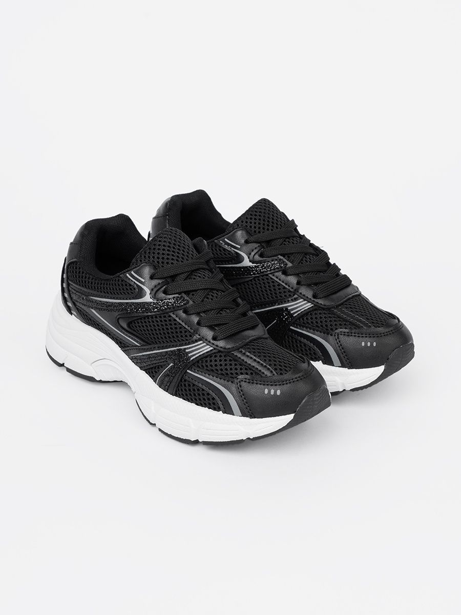 Schwarze Sneakers mit Netz und weißer Sohle