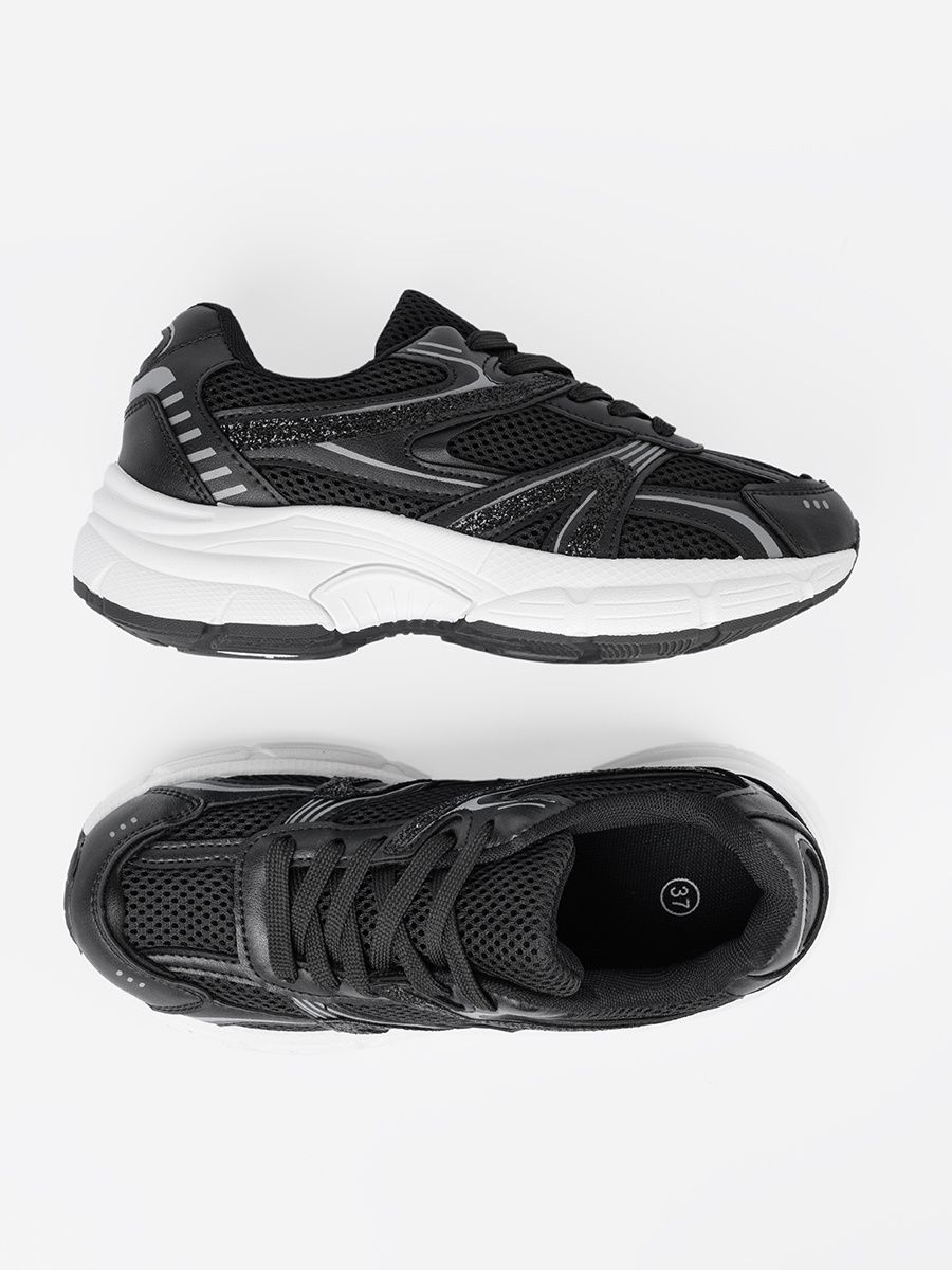 Schwarze Sneakers mit Netz und weißer Sohle