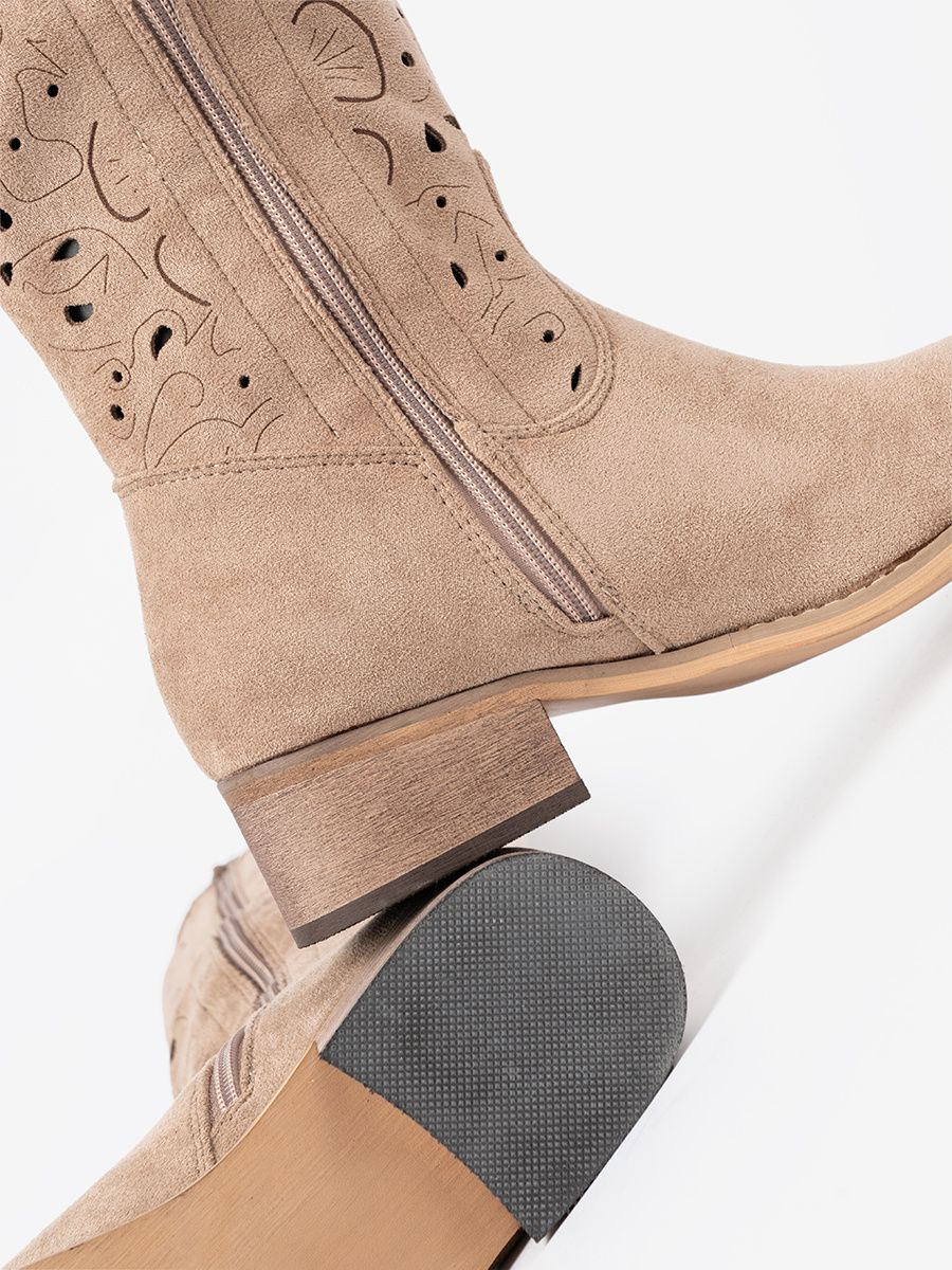 Beige Wildlederstiefel über das Knie