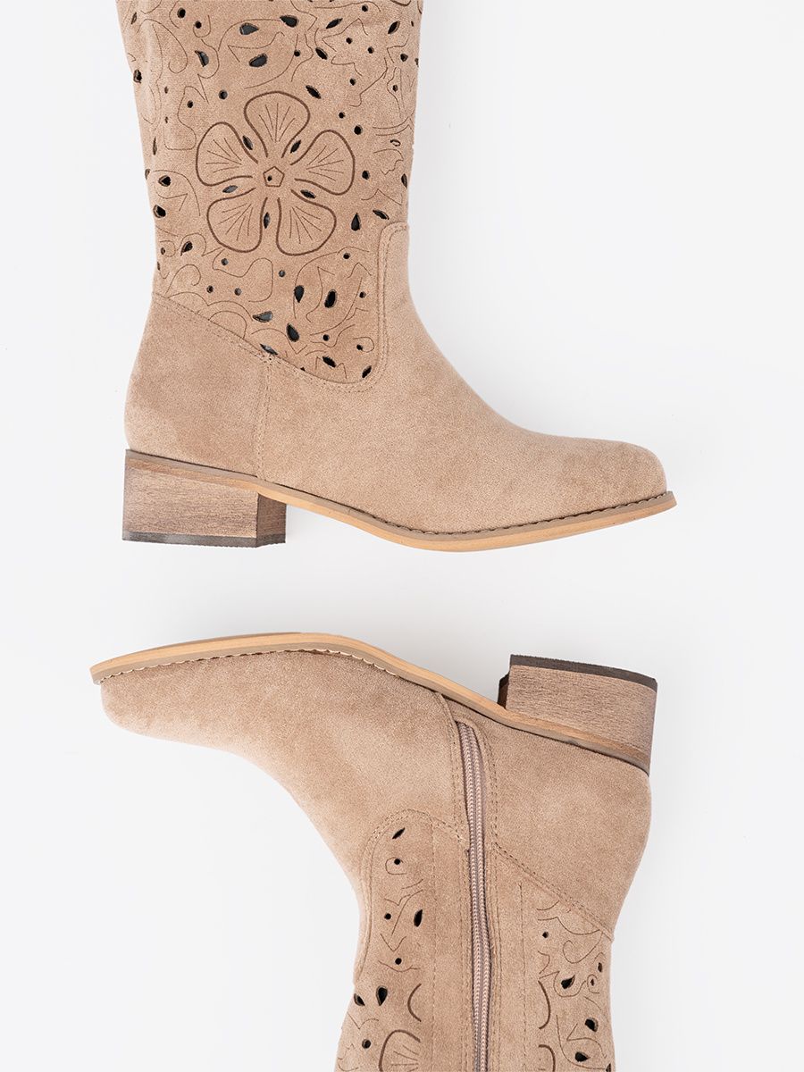 Beige Wildlederstiefel über das Knie