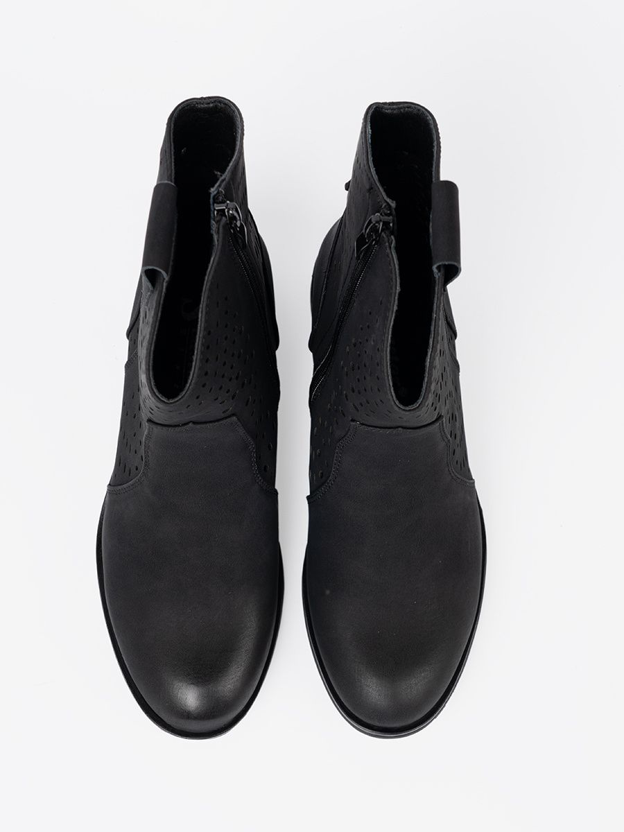 Luftige schwarze Stiefeletten