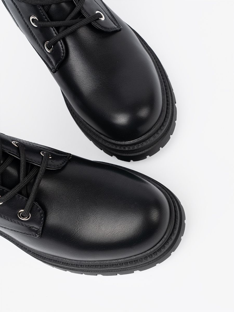 Schwarze Schnürstiefeletten mit metallischem Dekor